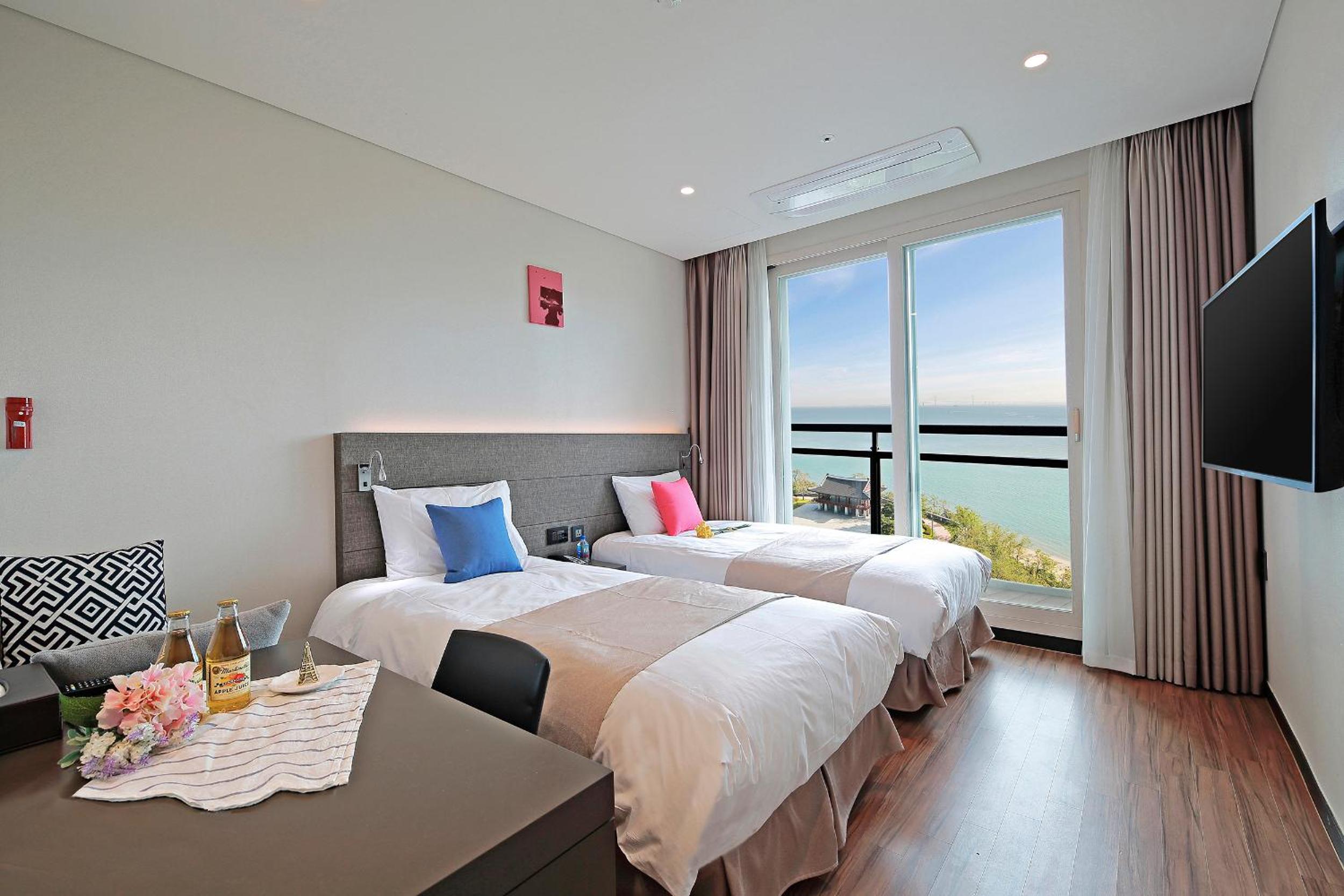 Premier Twin Room with Partial Sea View - Photo 1