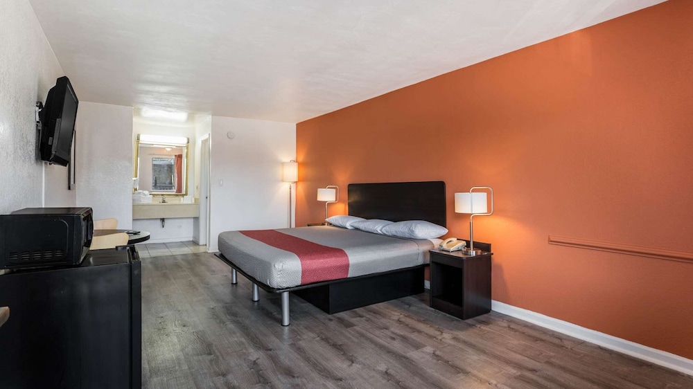 Deluxe Room, 1 King Bed, Smoking, Kitchenette - Photo 3