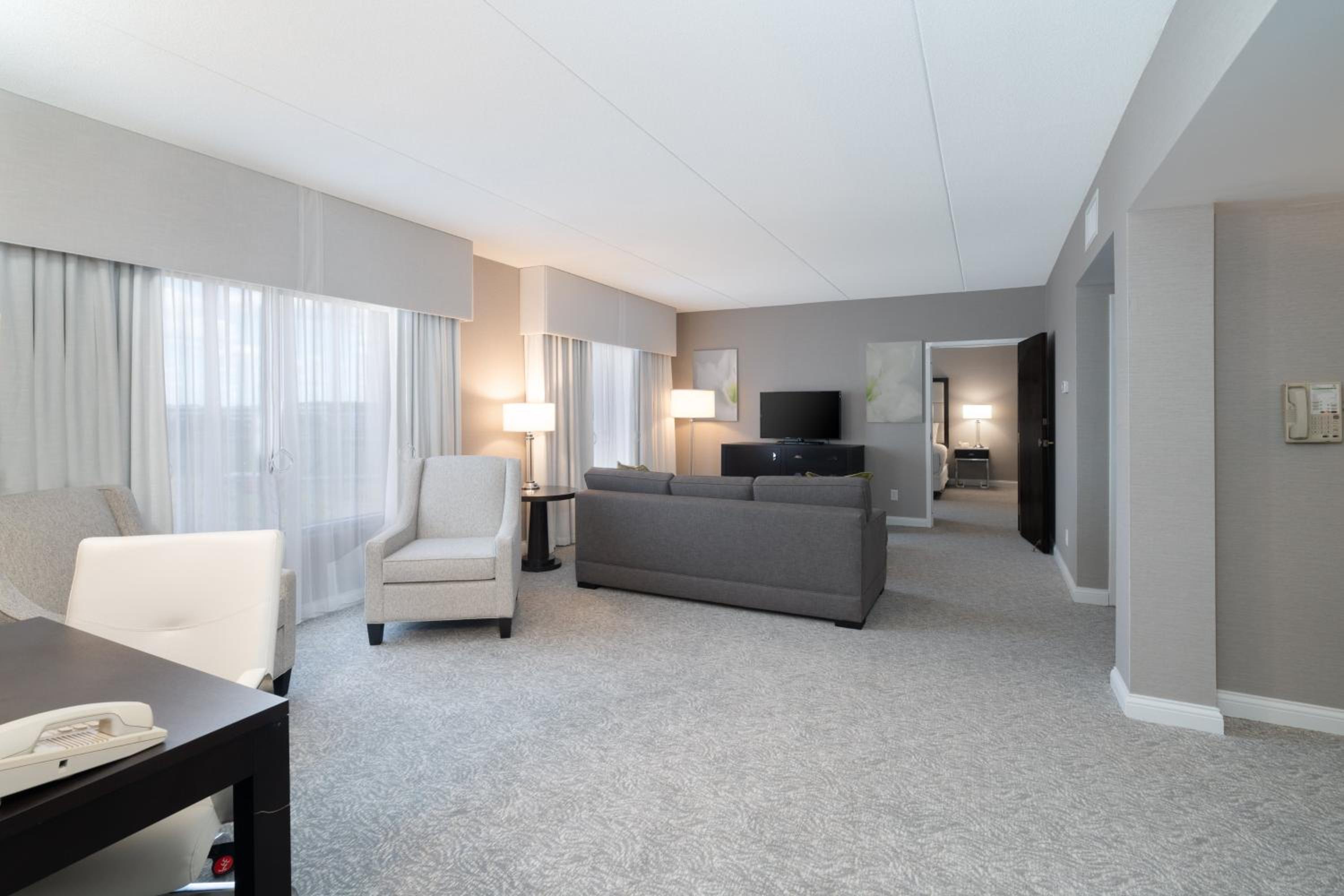 One Bedroom King Suite with Sofa Bed - Non-Smoking - Photo 4