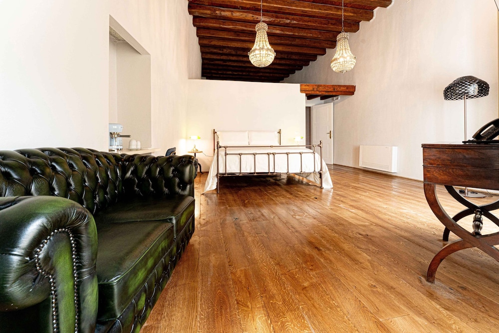 Standard Studio Suite, Balcony, City View