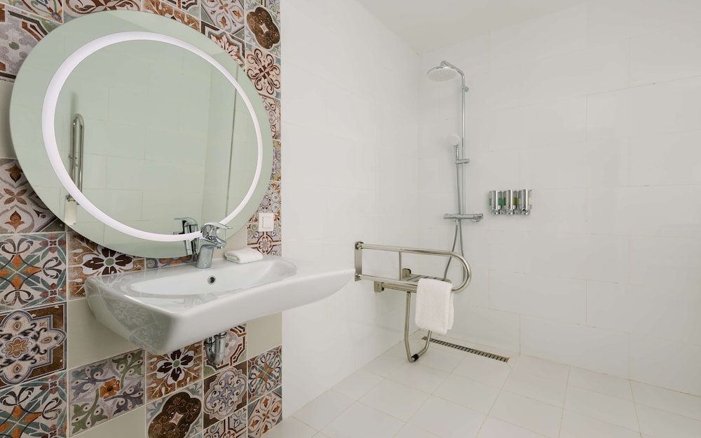 Basic Room, 1 Queen Bed, Accessible - Photo 6