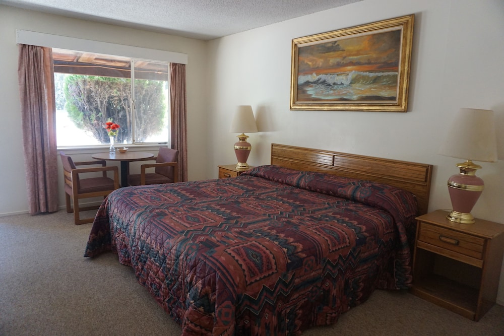 Standard Room, 1 King Bed photo 3