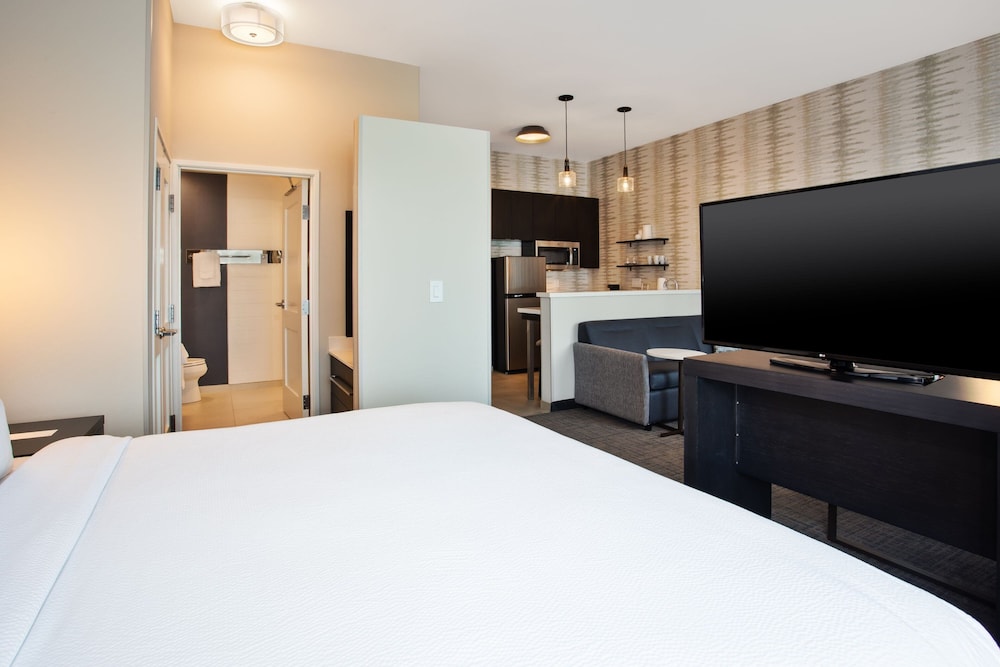 Studio, 1 King Bed with Sofa bed (Mobility/Hearing Access, Roll-In Shwr) - Photo 1