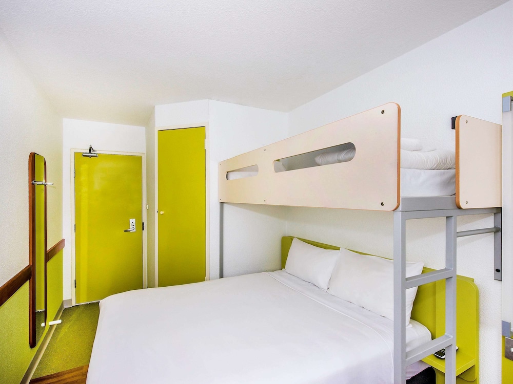 Standard Room, Multiple Beds - Photo 5