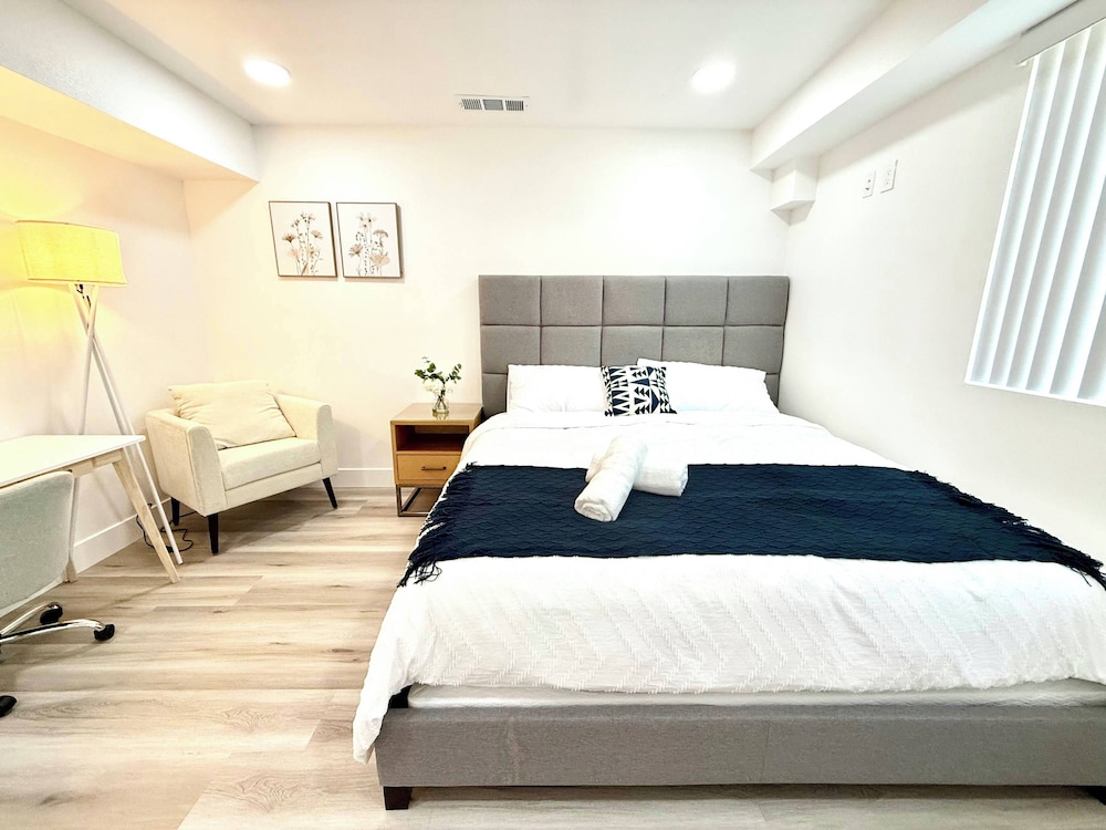 Deluxe Double Room, 1 King Bed, Non Smoking, Private Bathroom