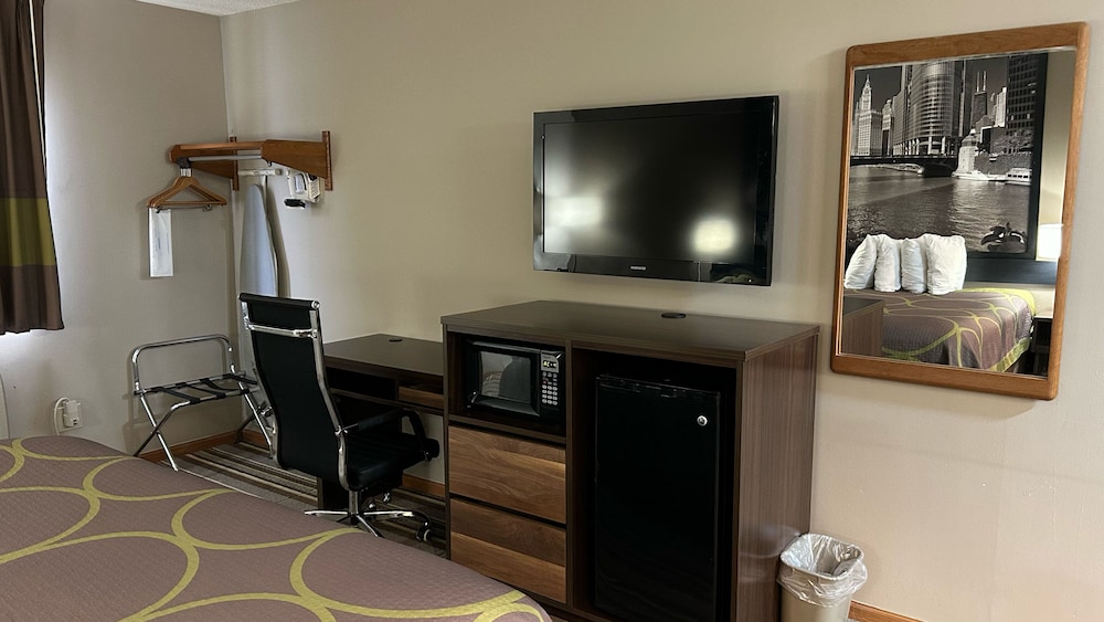Suite, 1 King Bed, Hot Tub - Photo 3