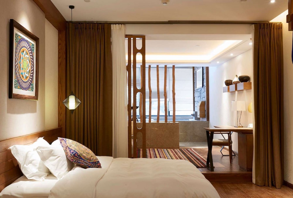 Deluxe Room, 1 King Bed, Smoking photo 2