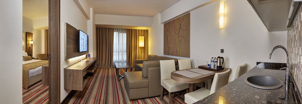 Suite, 1 King Bed with Sofa bed, Non Smoking