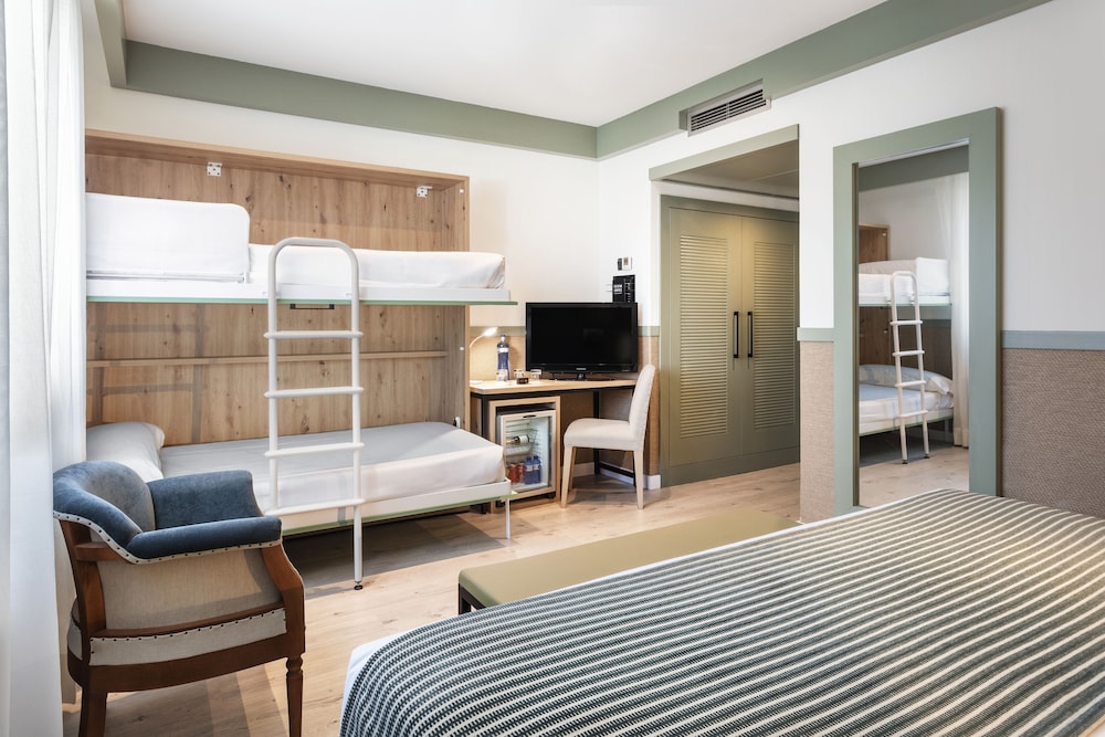 Family Room (2 Adults + 2 Children) - Photo 1