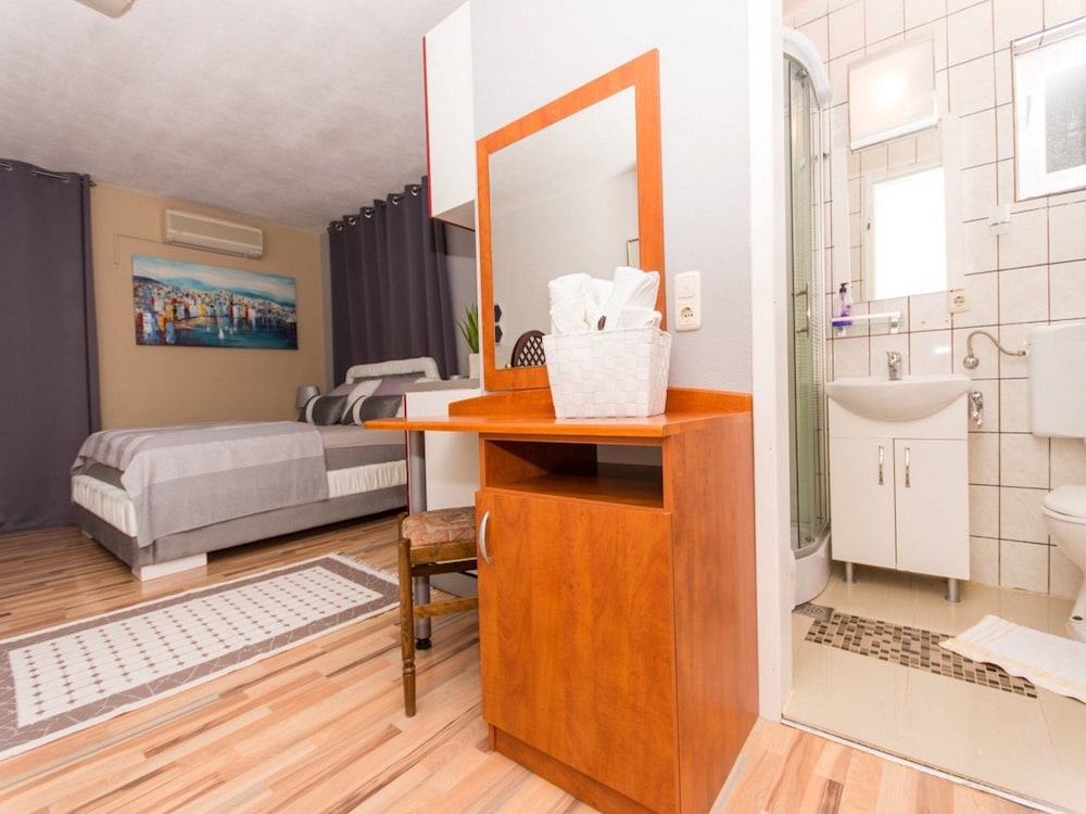 Studio (Studio (3 Adults)) photo 1