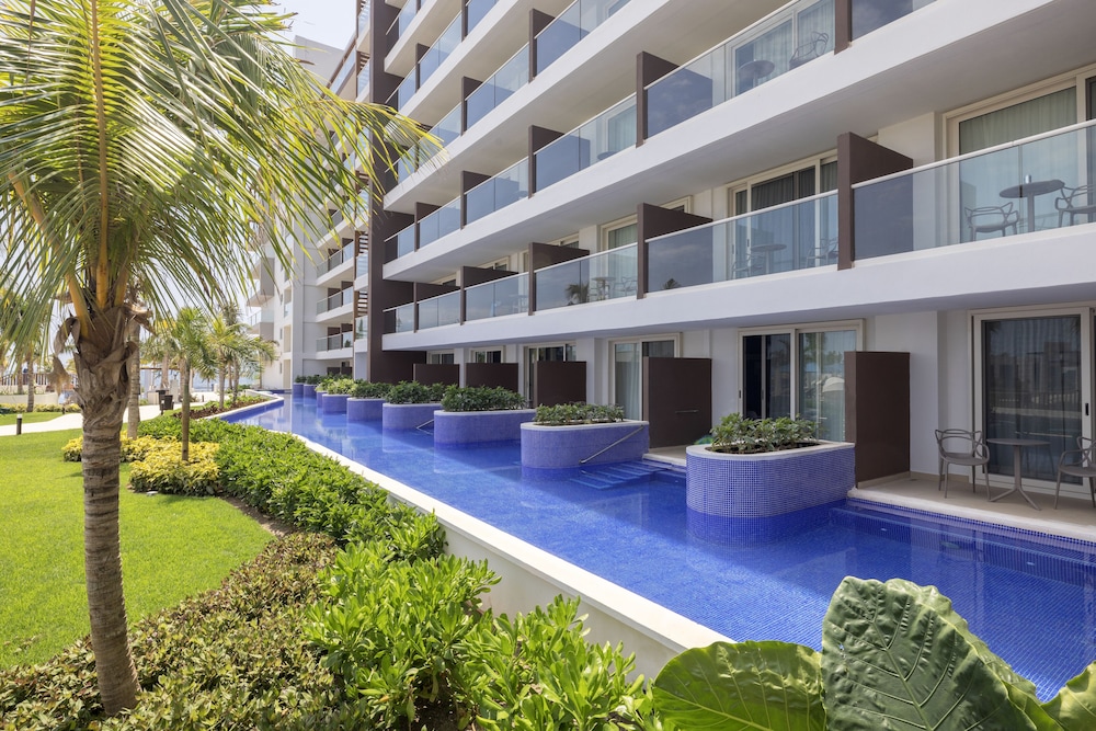 Luxury Junior Suite Swim Out - Photo 7
