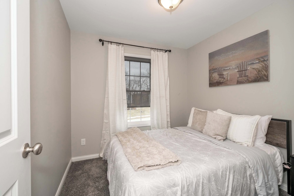 House, Multiple Beds, Balcony, Pool View photo 1