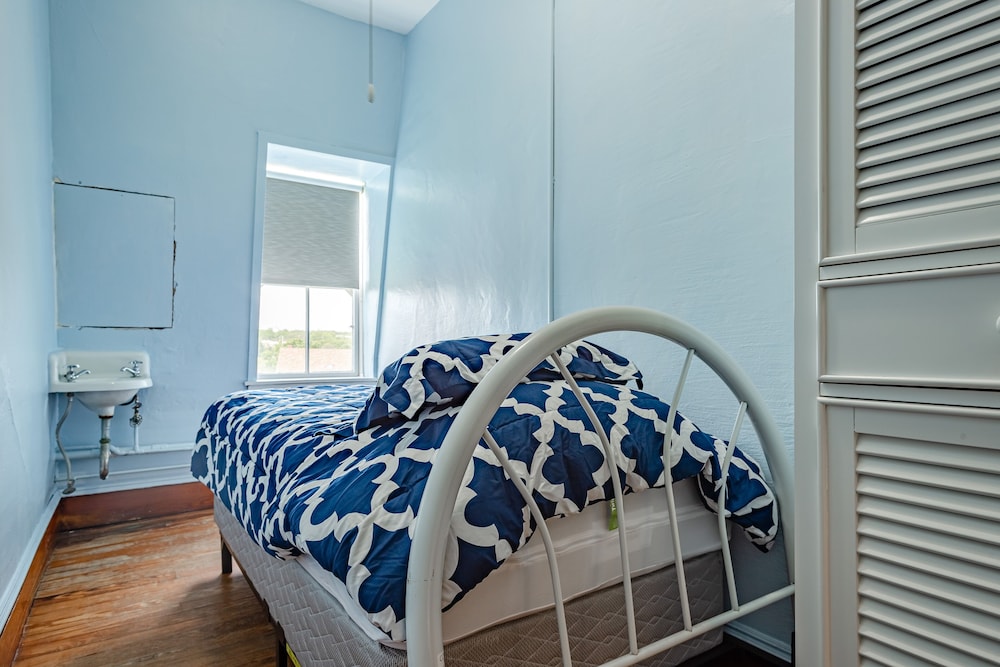 Room, 1 Twin Bed, Shared Bathroom (#5 Main Building) photo 2