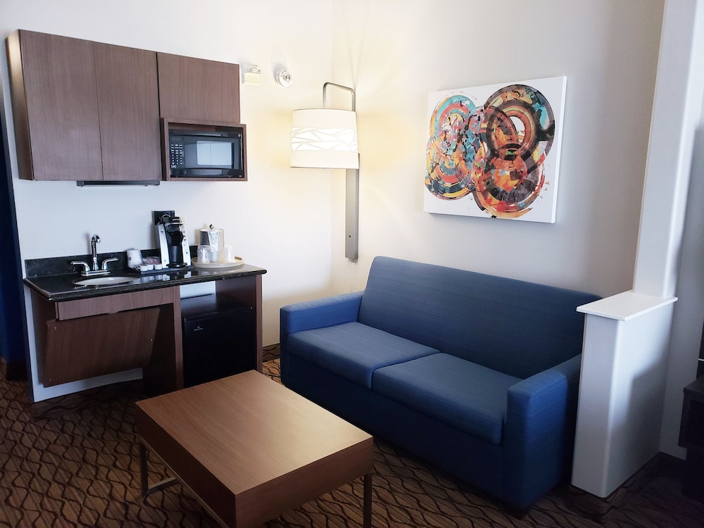 Suite, 1 King Bed, Accessible (Communication Accessible) - Photo 7