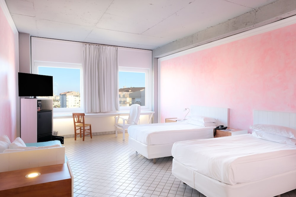 Standard Room, City View thumbnail 6