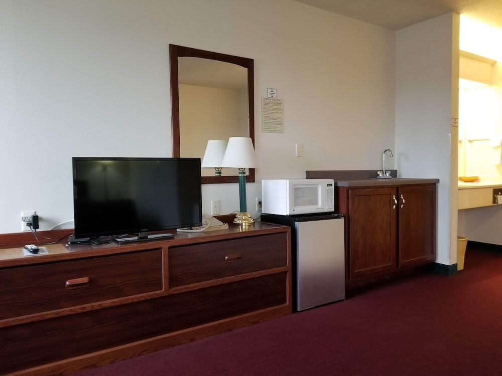 Deluxe Room, Multiple Beds (1 King, 1 Queen And 1 Sofa Bed) photo 3