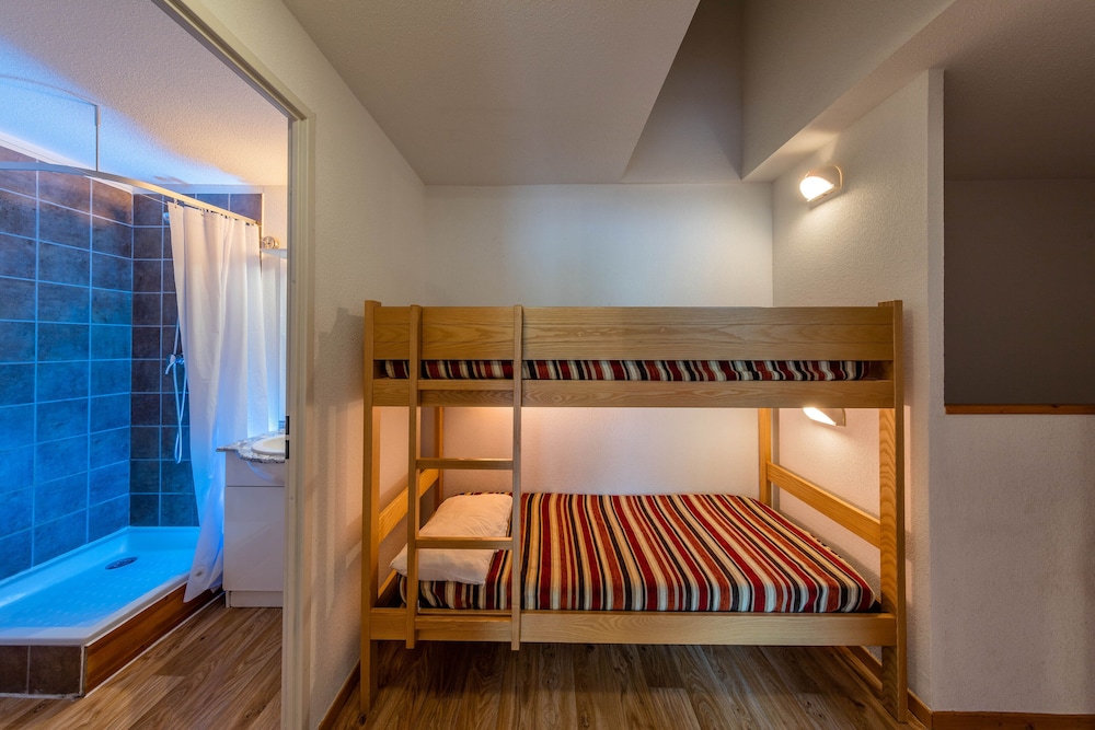 2 Bedrooms with 2 sleeping alcoves for 10 photo 3
