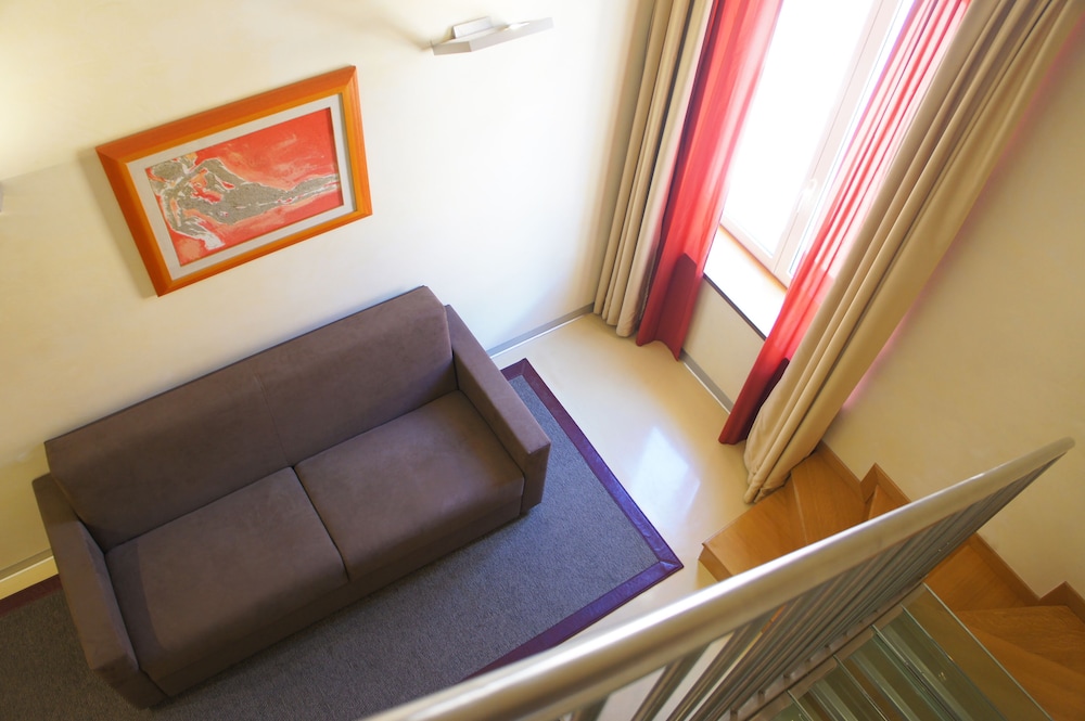 Family Room - Photo 4