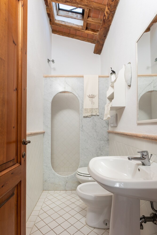 Traditional Apartment photo 3