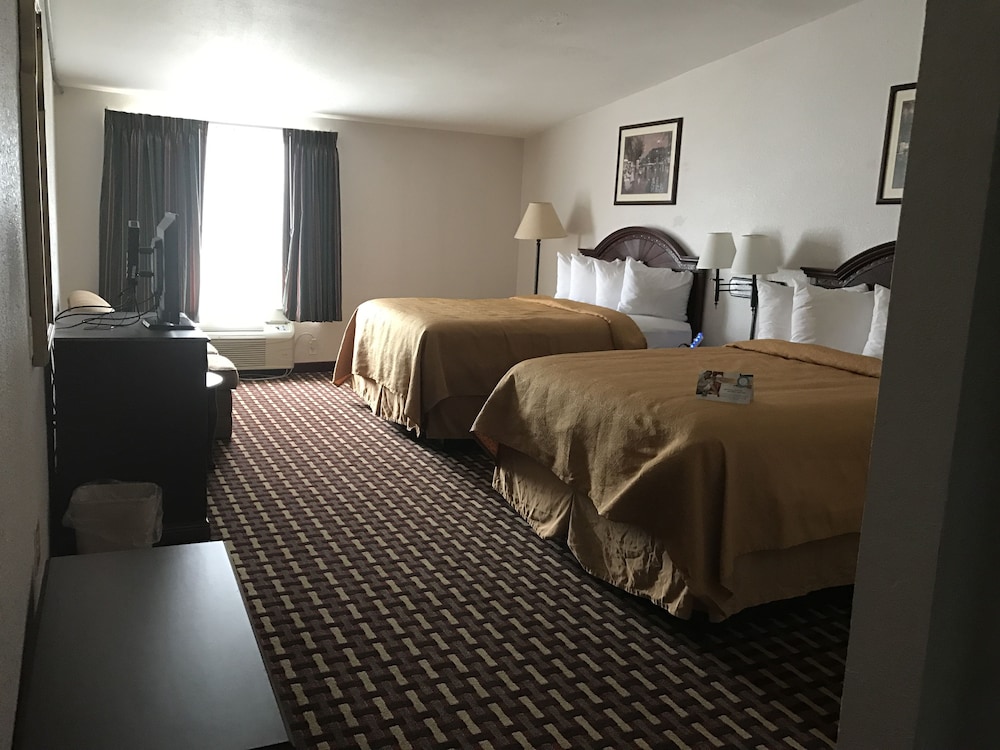 Standard Room, 2 Queen Beds, Smoking - Photo 1
