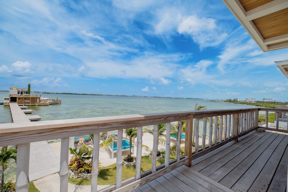 Premium Studio, 1 King Bed with Sofa bed, Beach View (Tikal Beach Front One Bedroom Studio) photo 3
