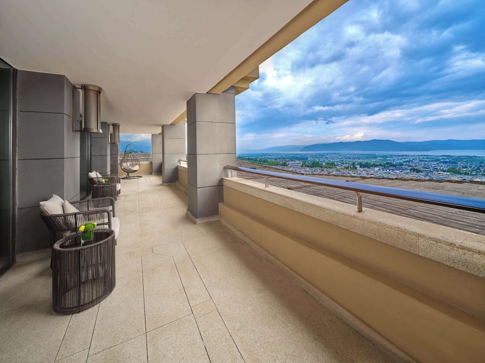 Deluxe  Suite Lake view Room