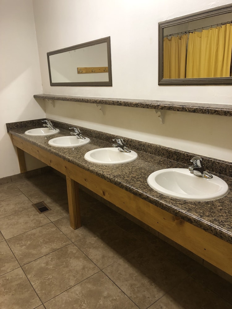 Shared Dormitory, Men Only, 1 Twin Bed in Bunk - NO Parking and NO Breakfast photo 3