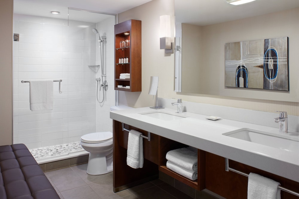Deluxe Room, 1 King Bed, Corner photo 3