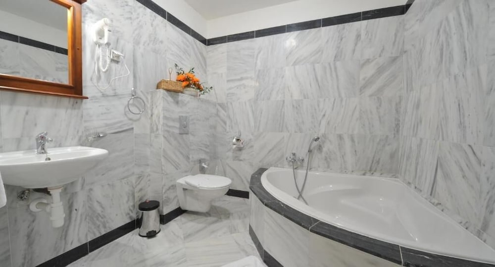 Superior Suite, 1 Bedroom, Bathtub photo 1