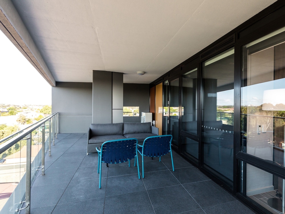 2 Bedroom Deluxe Lyndhurst Suite (Balcony) thumbnail 5