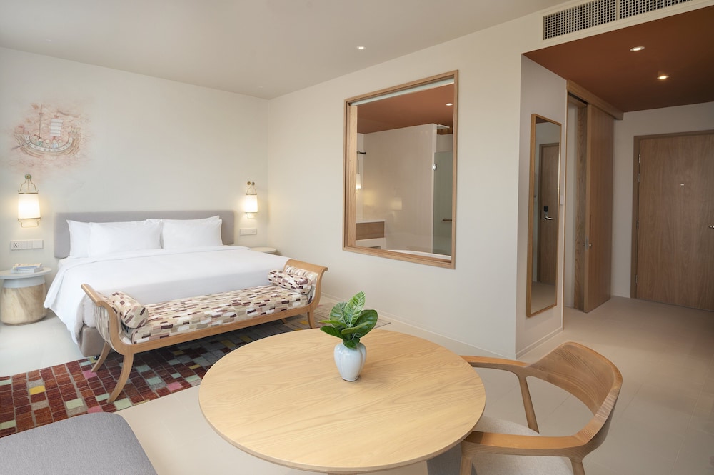 Suite, 1 King Bed - Photo 3