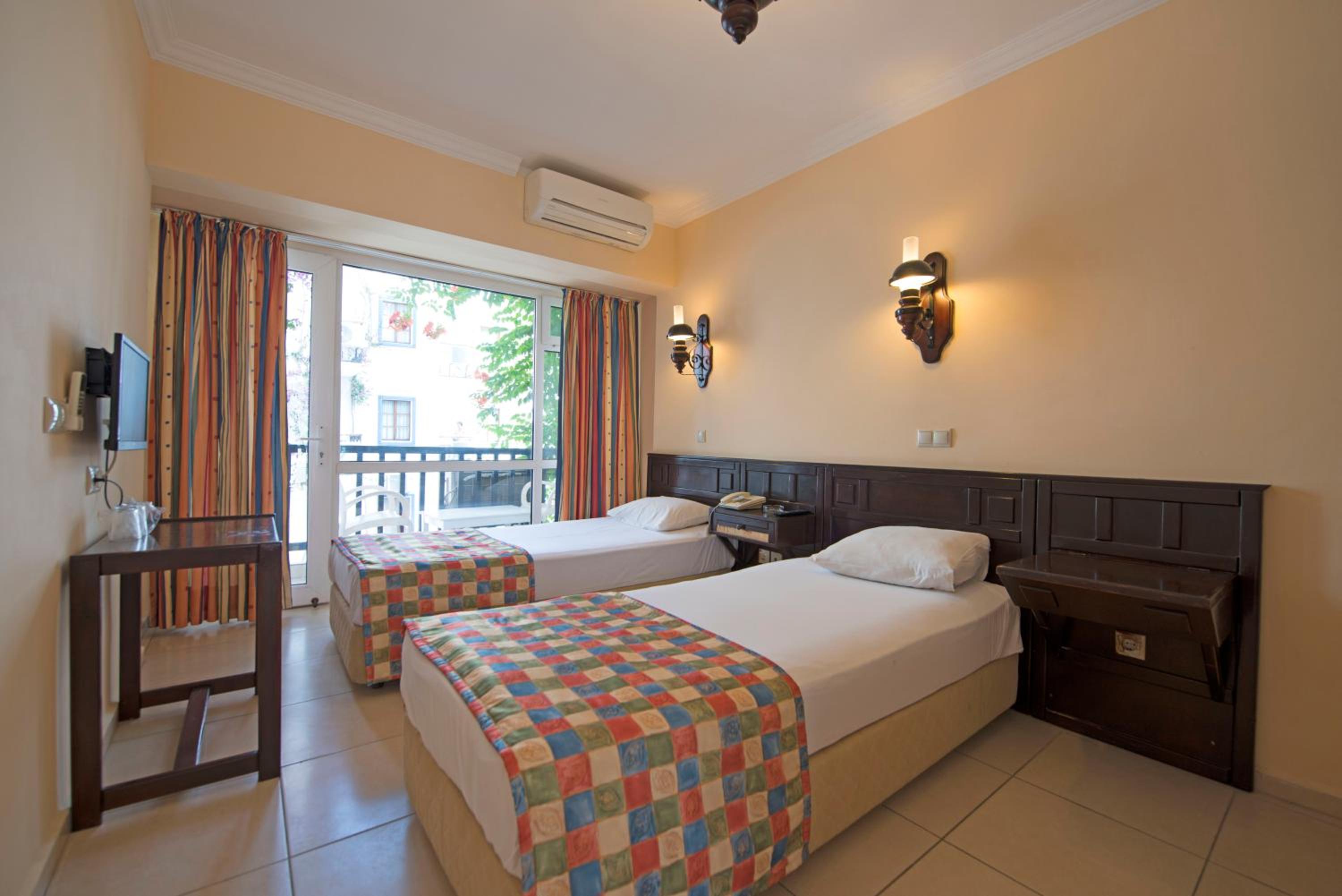 Standard Double or Twin Room with Sea View - Photo 2