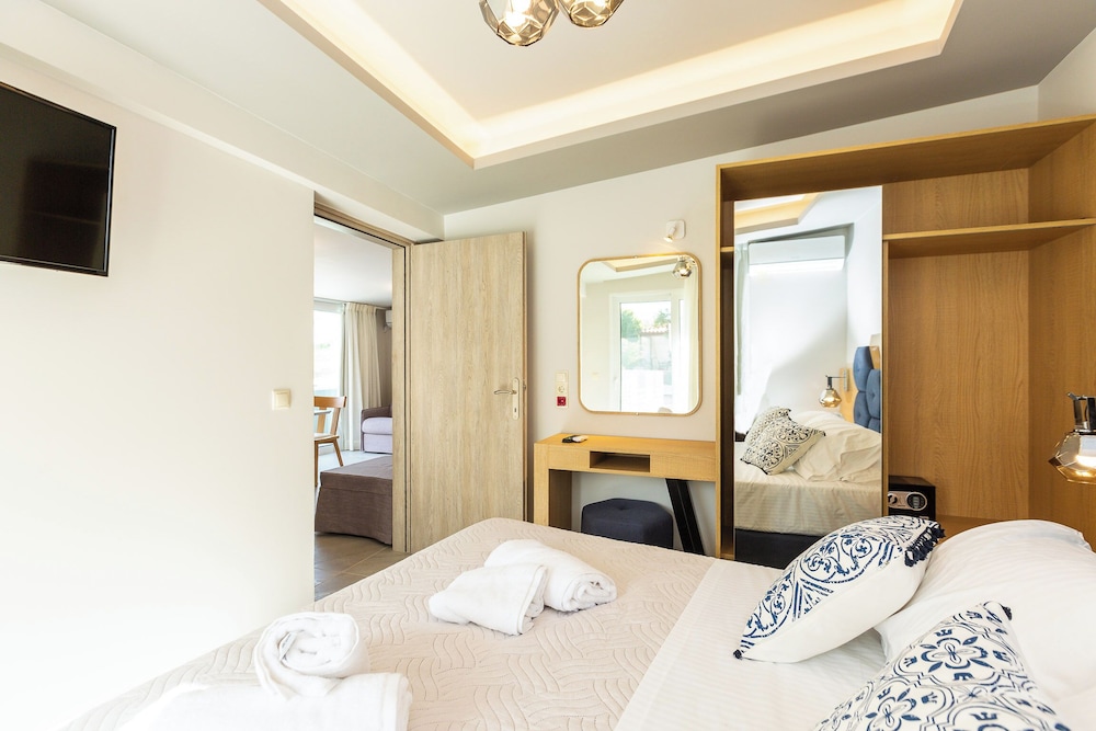 Deluxe Family Suite with Jacuzzi and Sea View 2\-5 Pax photo 1