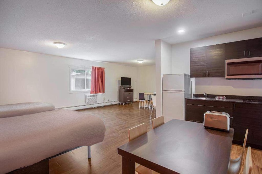 Family Room photo 3