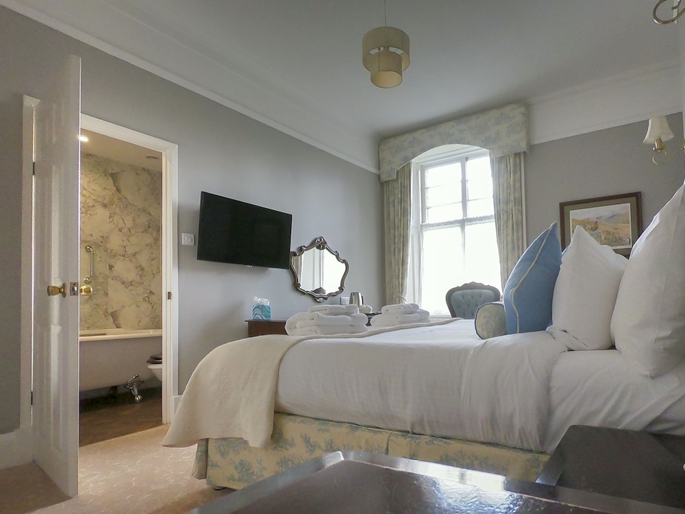 Large Double or Twin with Preferred View photo 3