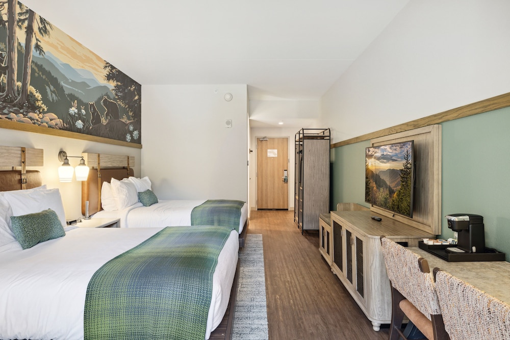 Two QUEEN Beds with Balcony photo 3