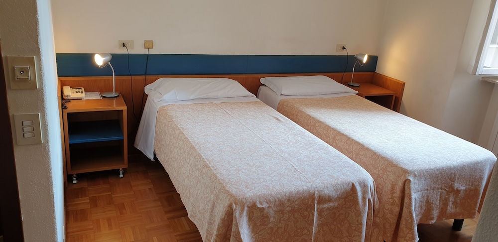Standard Double or Twin Room - Photo 3