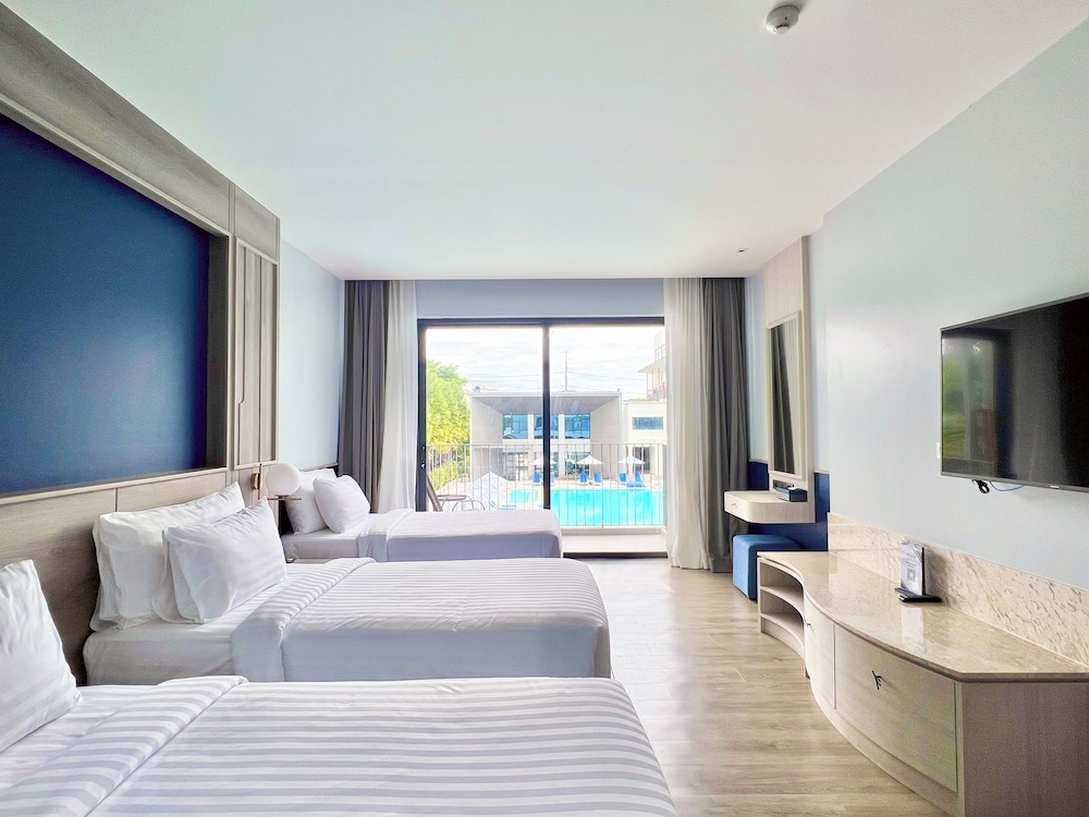 Deluxe Triple Pool View Room - Photo 1