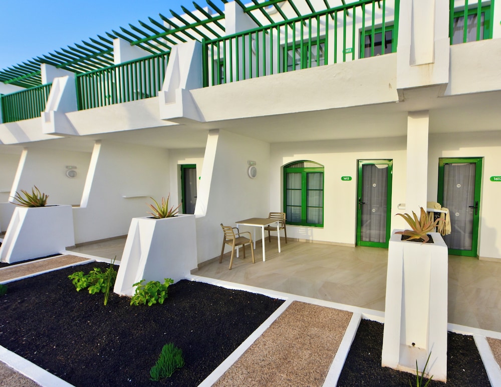 Superior Triple Room, Pool View (2 adults and 1 child) photo 3
