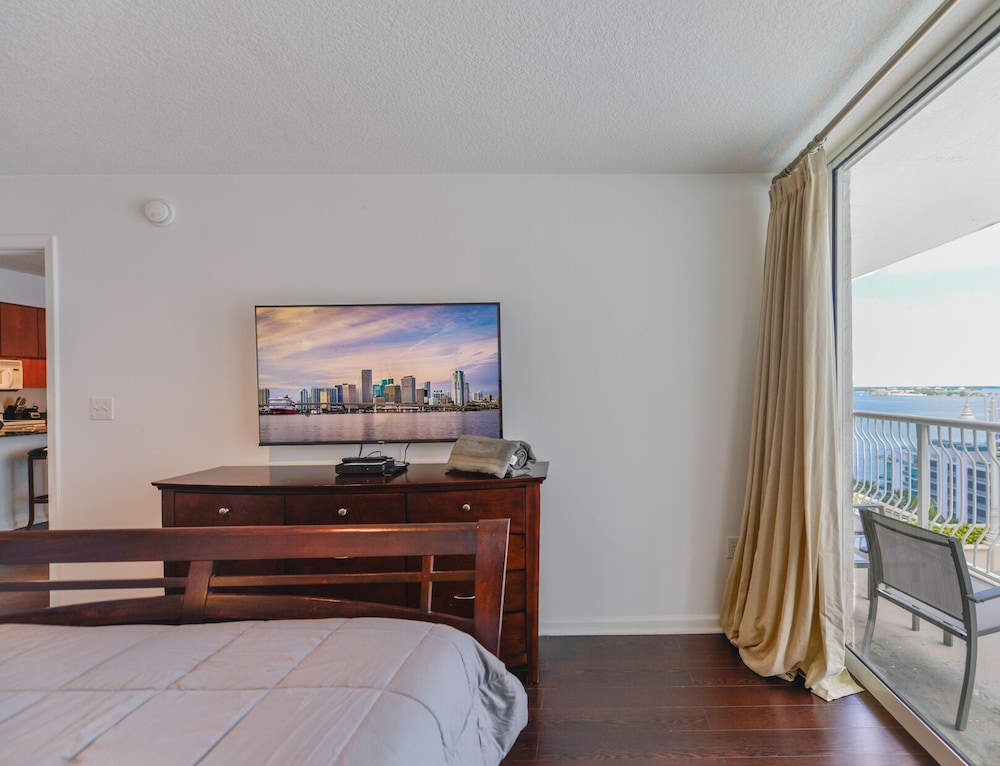 Luxury Condo, 1 Bedroom, Balcony, City View photo 3