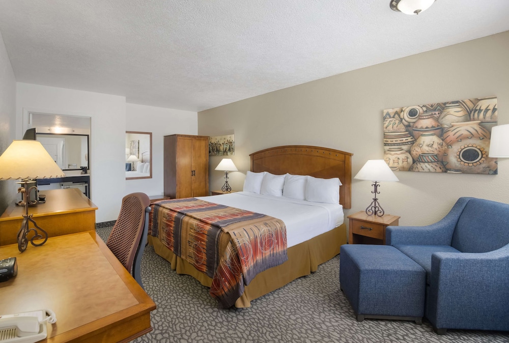 Standard Room, 1 King Bed, Non Smoking, Refrigerator photo 2