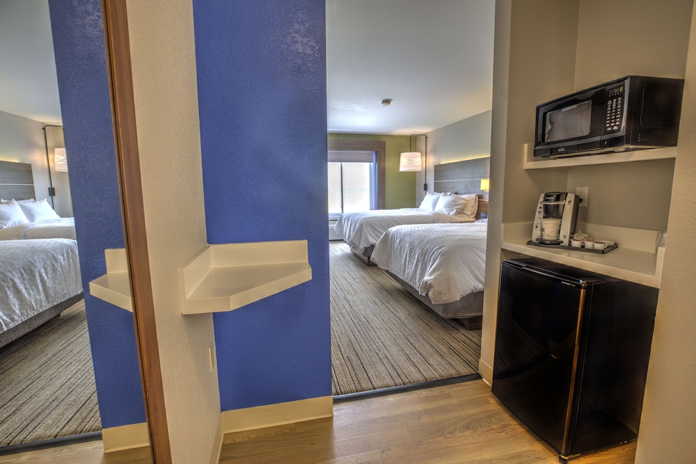 2 queen bed accessible with tub - Photo 2
