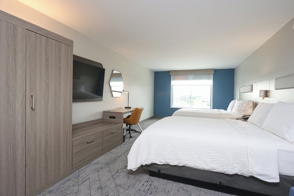 Suite, Multiple Beds (Additional Living Area) - Photo 7