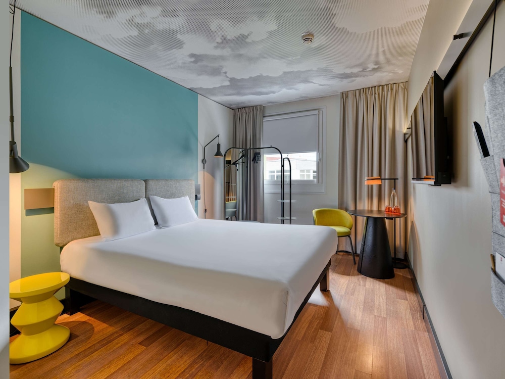 Standard Double Room, 1 Queen Bed thumbnail 5