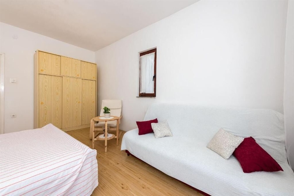 Apartment (Mili - near the sea and the centar of) photo 2