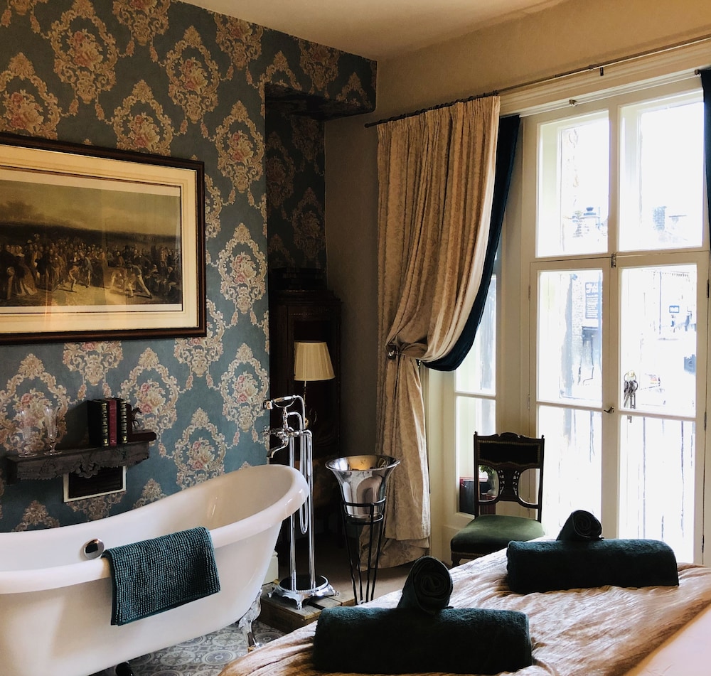 Exclusive Double Room, Ensuite, City View (Queen Alexandra) photo 2