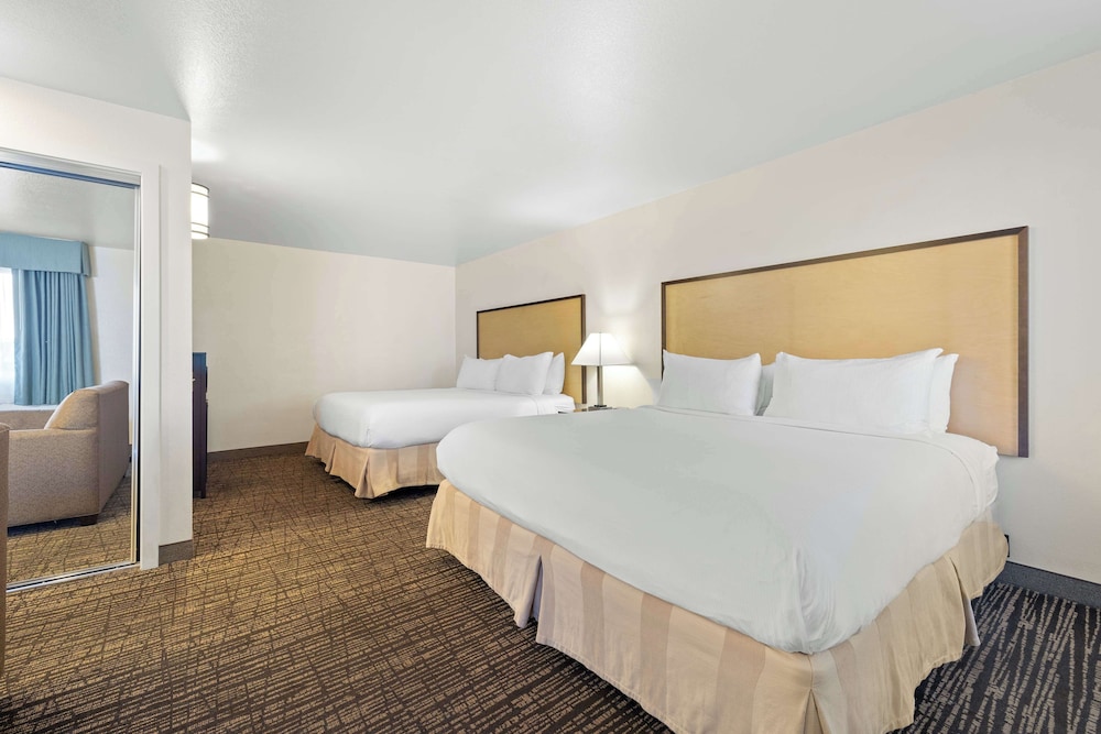 Standard Room, Multiple Beds, Accessible, Non Smoking photo 2