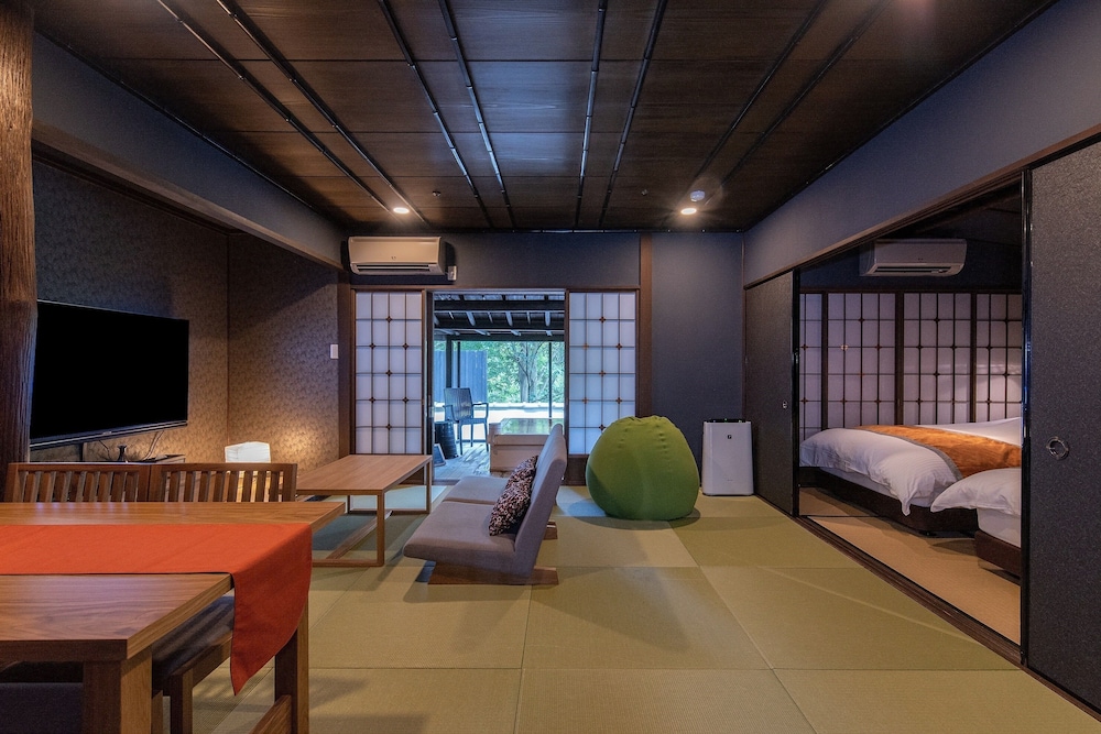 Two-beds Suite with Private Open-air Bath (Japanese Cypress Bath) photo 2