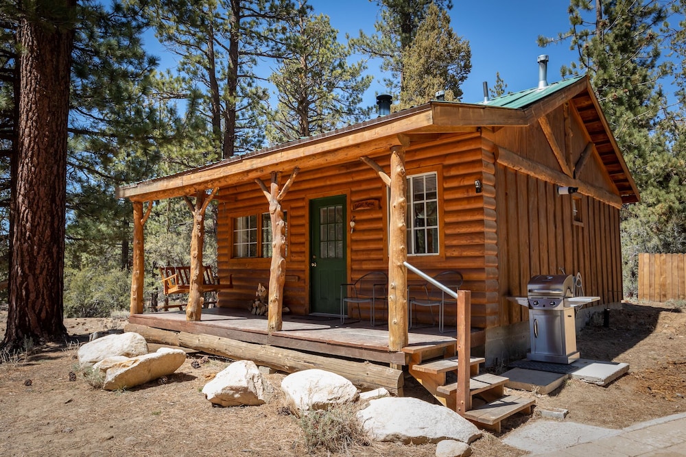 Romantic Cabin, Ensuite, Mountain View (Wild Rose) photo 1