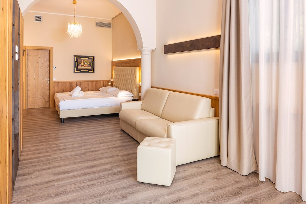 Double Room, 1 Double Bed with Sofa bed, Garden View (Dependance) photo 1